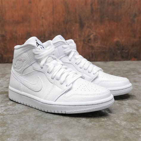 women's white Nike jordan 1